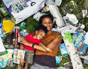 Ради участия в социальном проекте американцы позировали на фоне мусора