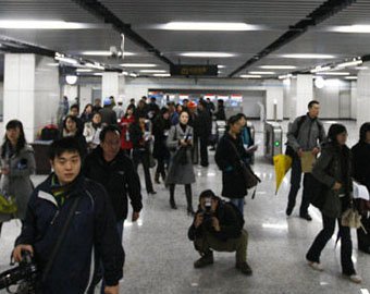 Пассажиры метро убежали от упавшего в обморок иностранца