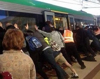 Люди раскачали вагон в метро, чтобы спасти человека
