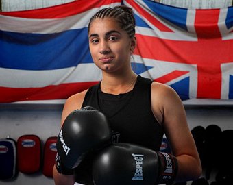 Девушка-боксер мусульманского происхождения прославилась в Британии