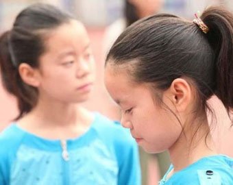 В китайской школе учатся 32 пары близнецов