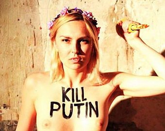 "Cекстремистка" из Femen изуродовала восковую фигуру Путина