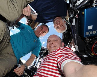 Космонавт МКС показал, как сделать селфи в космосе