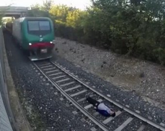 Подросток лег под поезд ради эффектного видео