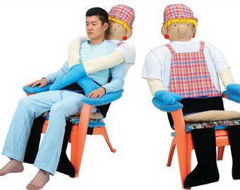 Японцы придумали обнимающее кресло для одиноких людей