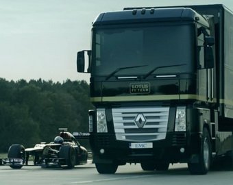 Грузовик подпрыгнул на трамплине и пролетел 25 метров