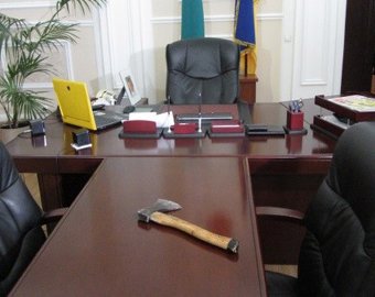 Украинец вырубил дверь в кабинет мэра топором
