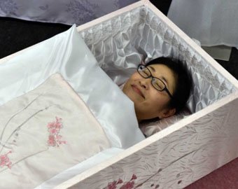 Жители Японии все чаще тестируют гробы