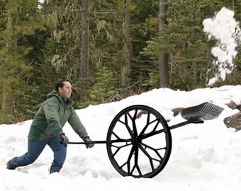 Россиянин получил вместо заказанной снегоуборочной машины лопату