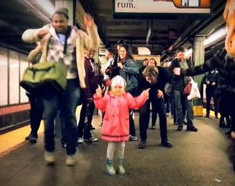 Танец девочки в нью-йоркском метро стал хитом YouTube