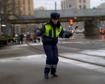 Веселый полицейский танцами развлек автомобилистов