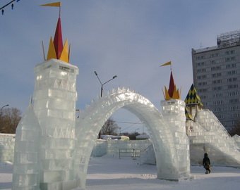 В Кирове построили ледяной городок из кирпичей с рыбами