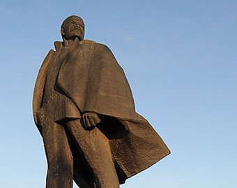 В Новосибирске памятник Ленину нарядили в плавки