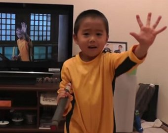 4-летний мальчик повторил боевые трюки Брюса Ли