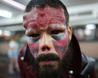 Мужчина отрезал себе нос, чтобы стать копией героя Marvel