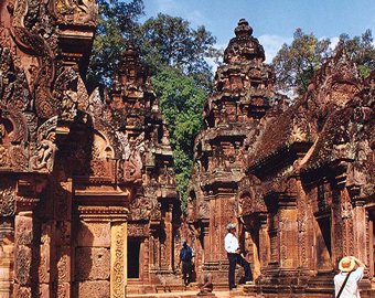 В Камбодже  задержали французов за голую фотосессию в храме