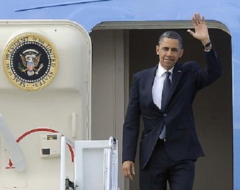 Обама едва не свалился с трапа самолета