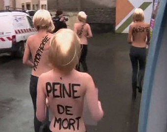 Активистки «Фемен» подстерегли Марин Ле Пен в школе