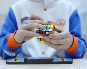 Школьник собрал кубик Рубика за 5,25 секунды