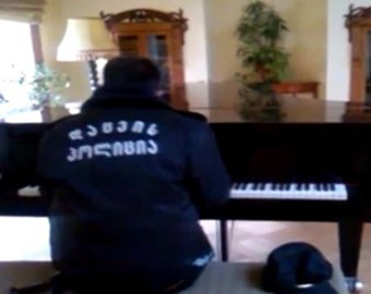 Видео с охранником, играющим на фортепиано, взорвало Интернет