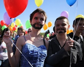 Гей-активистам раздали леденцы в виде головы Милонова
