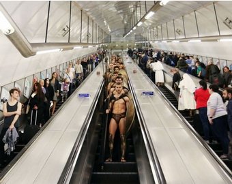 В Лондонское метро в час пик спустились "300 спартанцев"