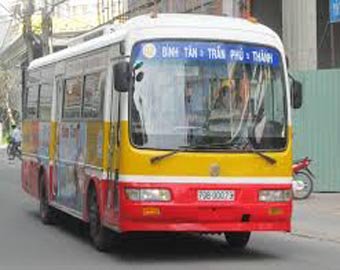 Водитель автобуса во Вьетнаме переоделся на ходу