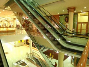 Десятки людей упали с эскалатора в торговом центре