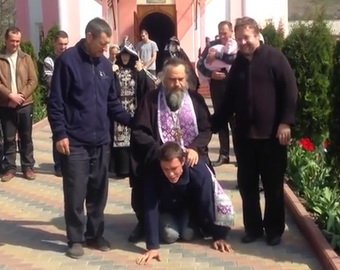 В Приднестровье священник прокатился верхом на "одержимом бесами"
