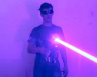 Студент продемонстрировал самодельную лазерную пушку