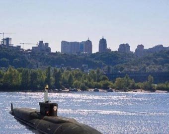В центре Киева всплыла подводная лодка