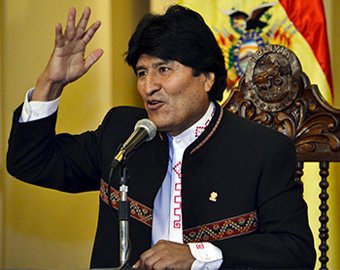 Президент Боливии заставил охранника завязать шнурки на его ботинках