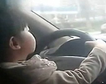 Девочка за рулем авто шокировала интернет-пользователей
