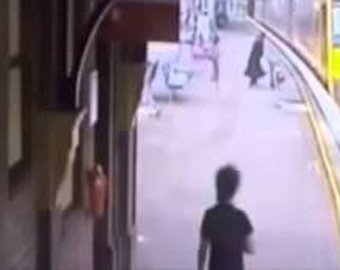 Девушка чудом спасла ребенка, вытащив его из-под поезда