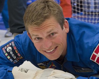 Датский астронавт побрил ногу ради науки