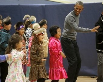 Президент США сплясал с аборигенами Аляски народный танец