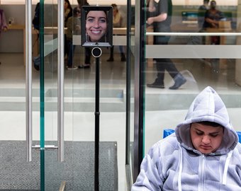 Жительница Сиднея отправила робота стоять в очереди за iPhone 6s