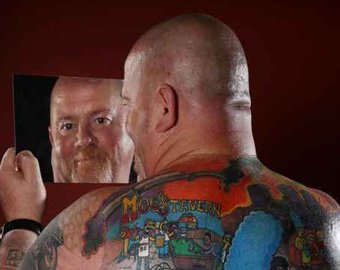 Тюремный надзиратель из Австралии попал в Книгу рекордов Гиннеса, набив 203 татуировки с персонажами из "Симпсонов"