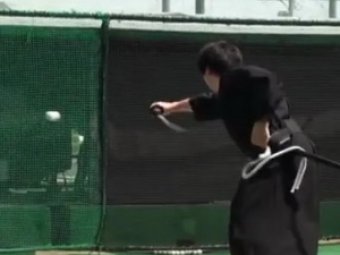Самурай разрубил бейсбольный мяч, летящий со скоростью 161 км/час