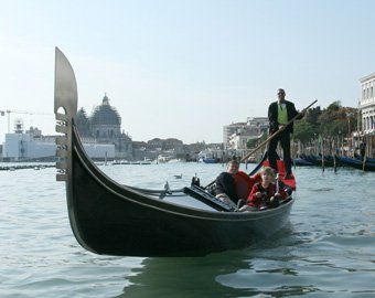В Венеции туристы угнали гондолу, чтобы покататься
