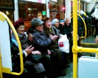 Пенсионеры устроили концерт в трамвае и попали на YouTube