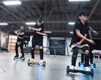 Хореограф поставил танец на сегвеях под песню Бибера