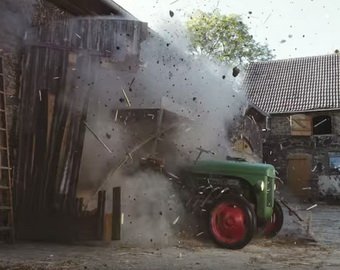Cумасшедшие гонки на тракторе стали хитом в интернете