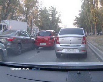 В Ростове три автомобиля столкнулись из-за голубя-пешехода