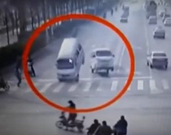 В Китае засняли загадочные прыгающие машины