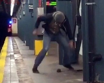 Крыса сделала селфи, забравшись на спящего пассажира в метро