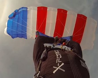 Экстремалка подожгла свой парашют во время прыжка