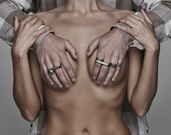 Ювелирный бренд показал мужские украшения на голых женщинах