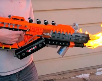 Американец собрал огнемет из кубиков LEGO