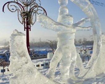 Девушка сломала ледяную скульптуру при попытке сделать селфи